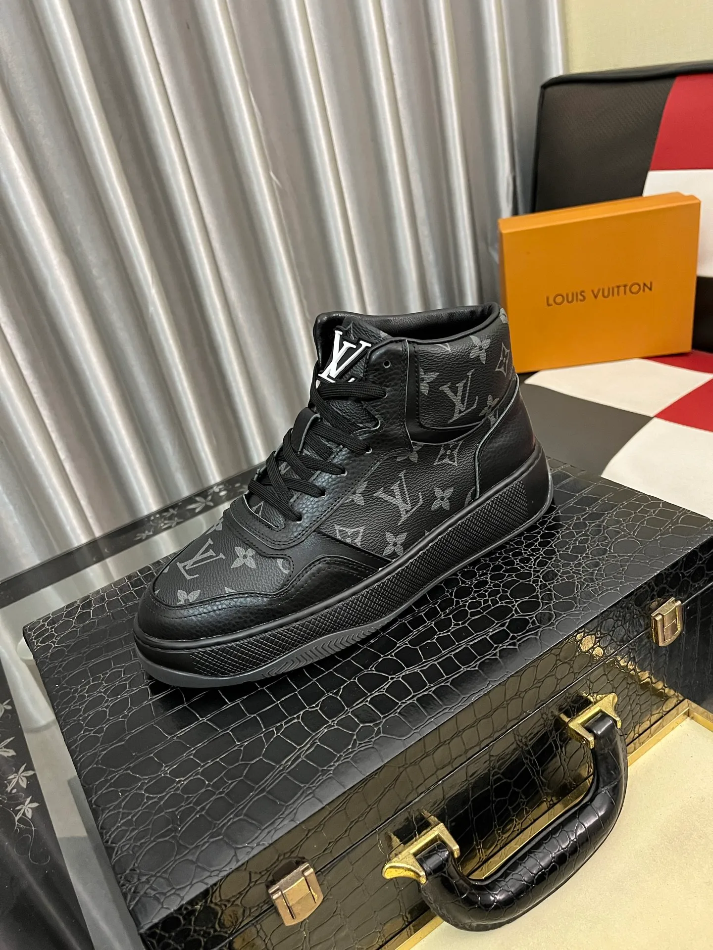 Ex-factory price: 438⌚️⌚️[LOUIS VUITTON] Same style as Louis Vuitton* official website 🚹Men's high-top casual shoes❤️Same style as popular celebrities and big names ~ Best-selling at home and abroad Lv focuses on the checkerboard series...Imported first-layer cowhide with special fabric ➕Full cotton, code number: 38-443️⃣Colors available